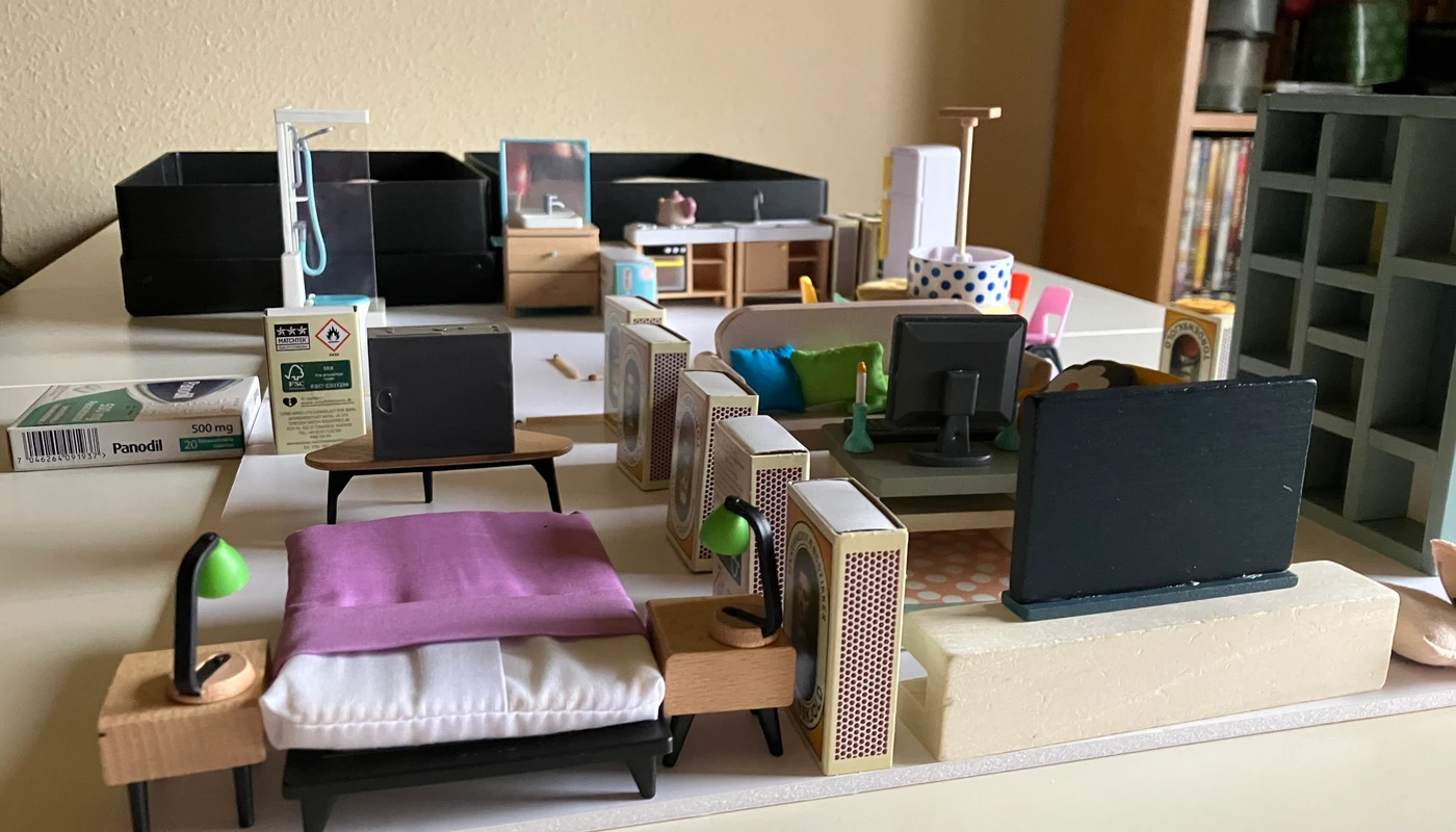 Borgerne blev bedt om at bygge deres fremtidige hjem ved hjælp af miniaturemøbler.