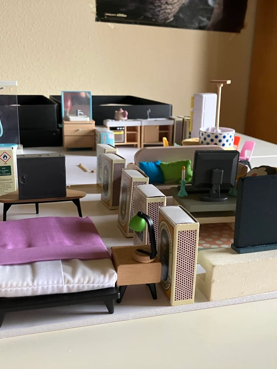 Borgerne blev bedt om at bygge deres fremtidige hjem ved hjælp af miniaturemøbler.