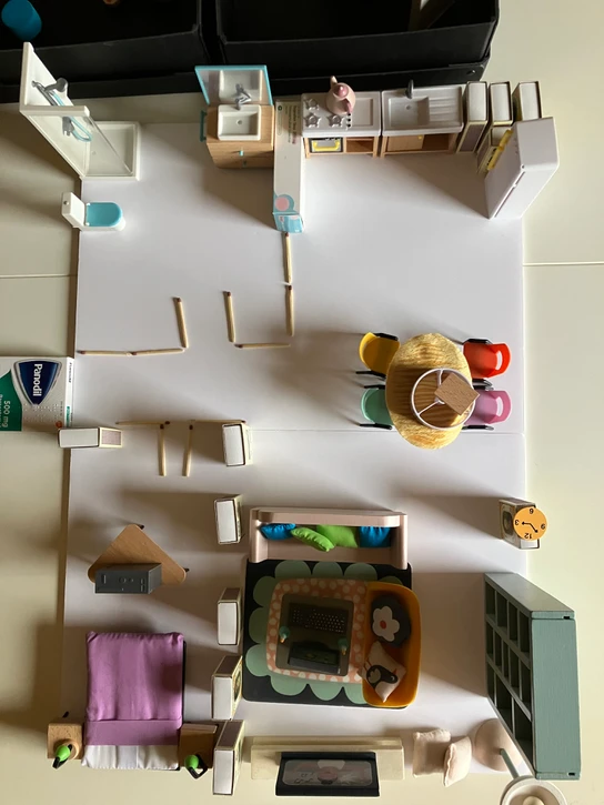 Borgerne blev bedt om at bygge deres fremtidige hjem ved hjælp af miniaturemøbler.
