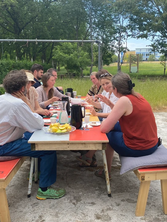 Udviklingen af prototyper er ifølge Christina Korsbek Olsen essentielle, da de konkretiserer idéer og involverer beboerne som medskabere. Det hjælper med at gøre projekterne forståelige og engagerende for alle.