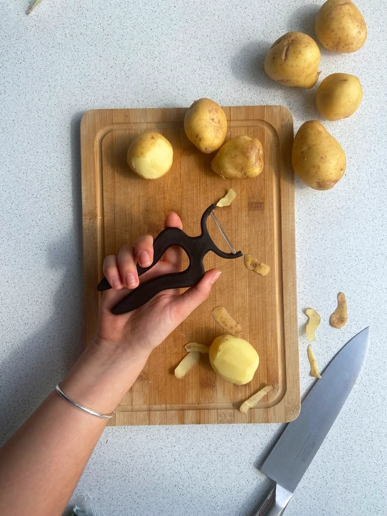 Skræller by Hedvig Djurhuus is a vegetable peeler with a special grip designed to support individuals with weaker wrists or arthritis, allowing them to use less effort when peeling vegetables.