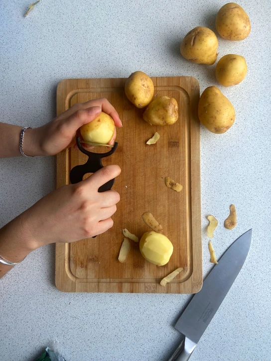 Skræller by Hedvig Djurhuus is a vegetable peeler with a special grip designed to support individuals with weaker wrists or arthritis, allowing them to use less effort when peeling vegetables.