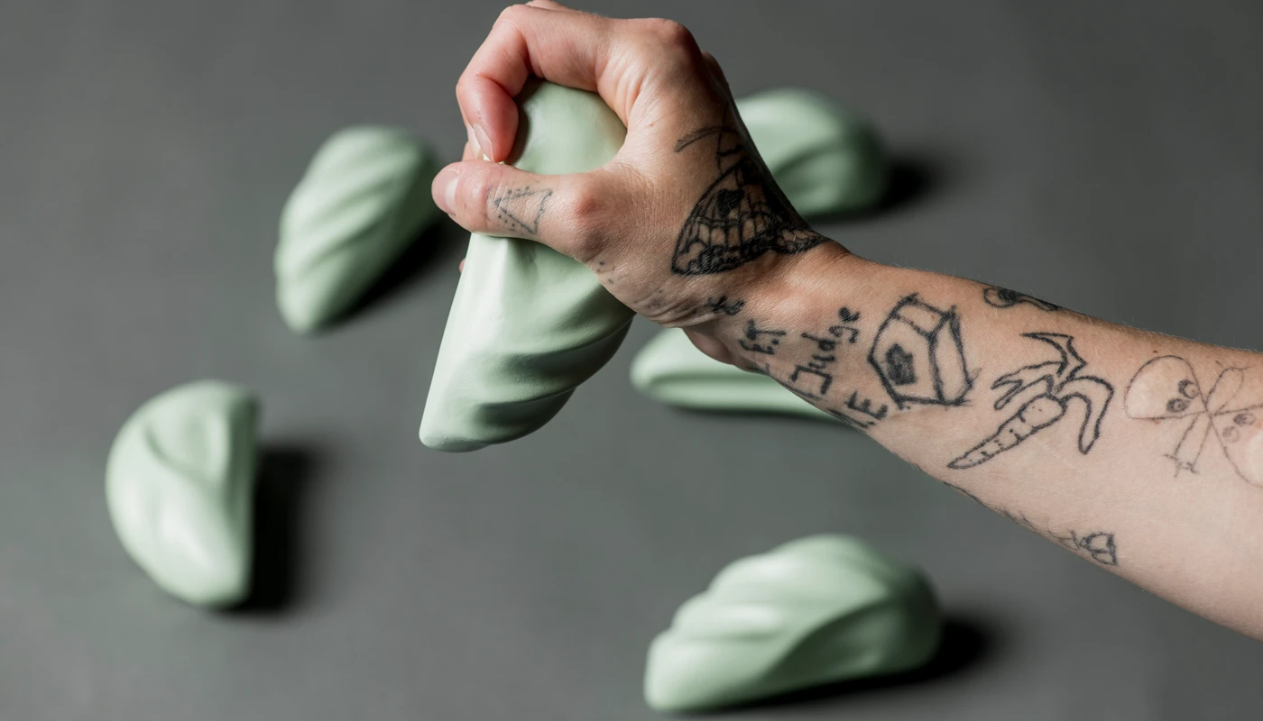Tutte Murmann has developed a sex toy designed for women with reduced mobility in their arms and upper body, who require assistance for masturbation or who simply wish to be physically relaxed during the act.